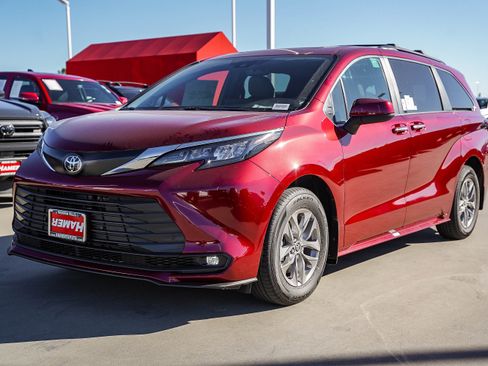 New 2026 Toyota Sienna XLE image 3