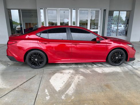 Used 2025 Toyota Camry SE FWD image 8