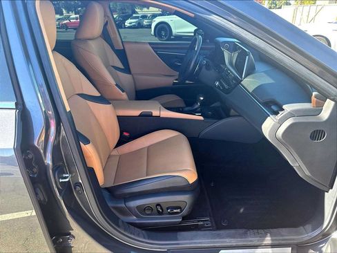 Used 2025 Lexus ES 300h w/ Premium Package FWD image 10