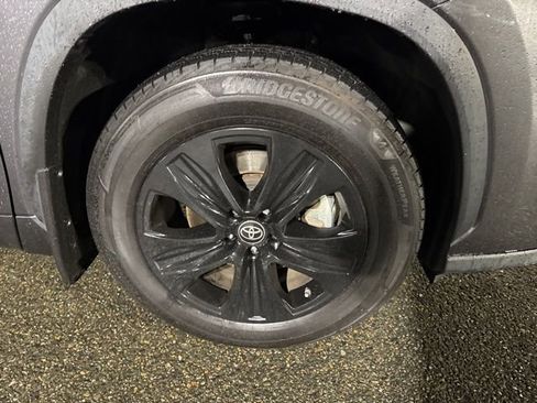 Used 2021 Toyota Highlander XLE image 9