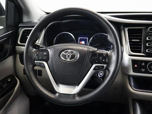 Used 2017 Toyota Highlander LE FWD image 15