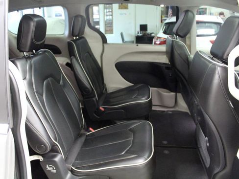 Used 2022 Chrysler Pacifica Limited image 31