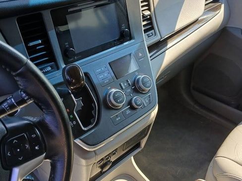 Used 2015 Toyota Sienna XLE Premium FWD image 16
