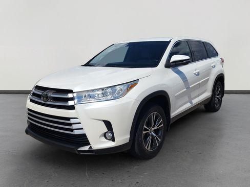 Used 2019 Toyota Highlander Plus AWD/4WD image 1