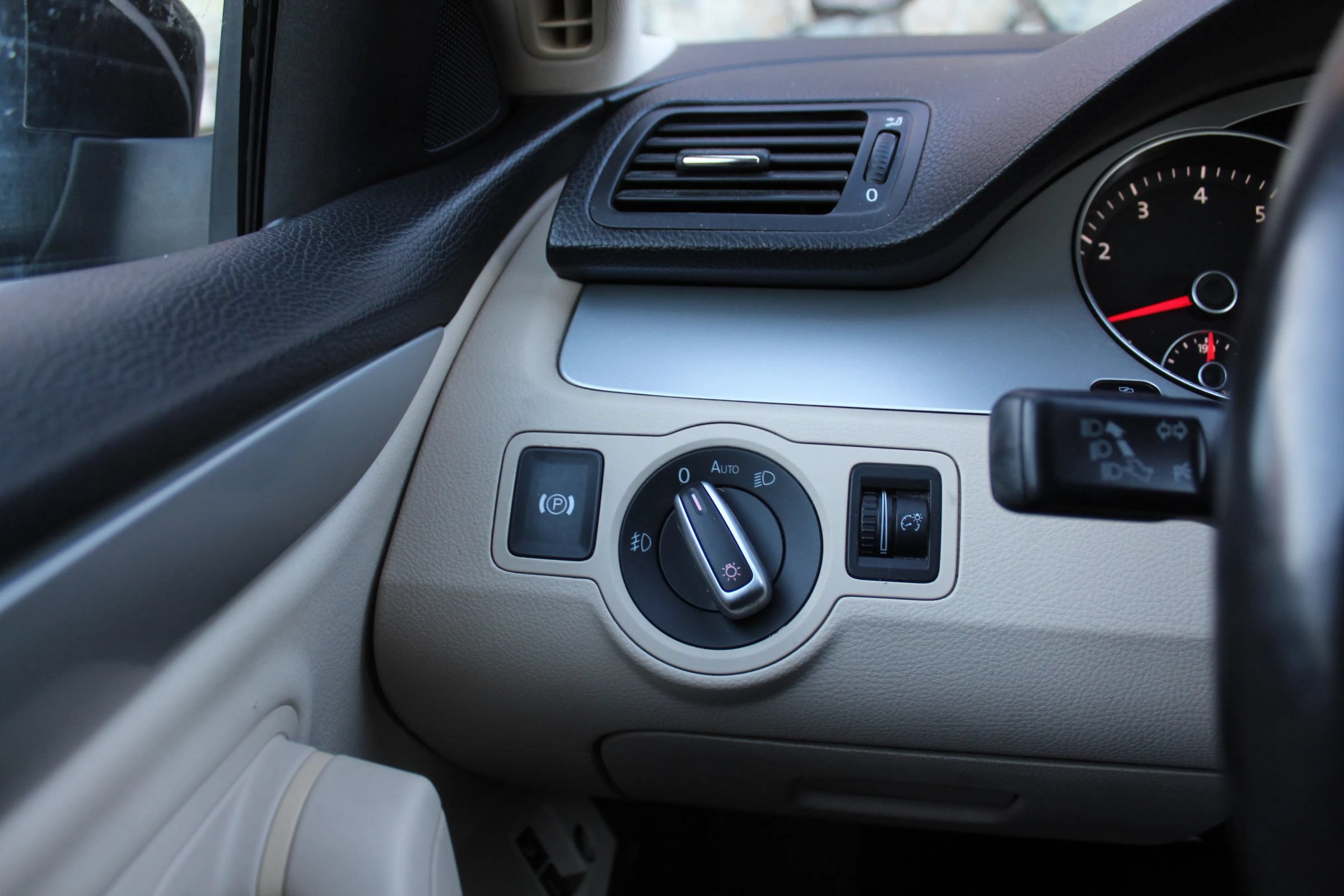 Used 2010 Volkswagen CC Sport FWD image 20