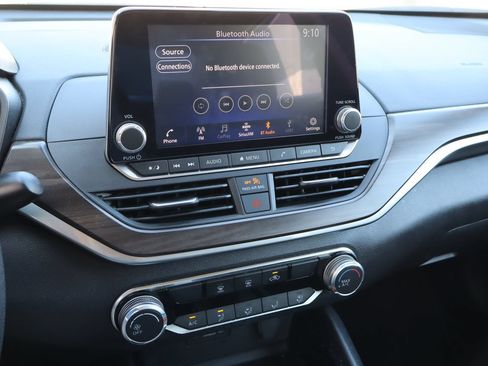 Used 2024 Nissan Altima 2.5 SV FWD image 6