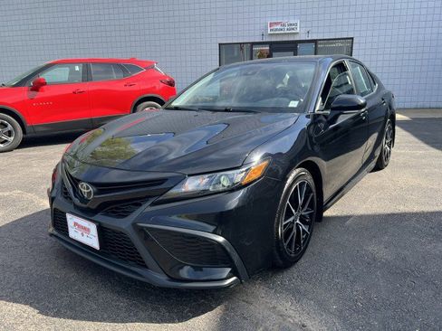 Used 2023 Toyota Camry SE image 3