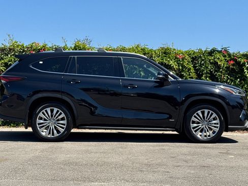 Used 2026 Toyota Highlander Platinum AWD/4WD image 3