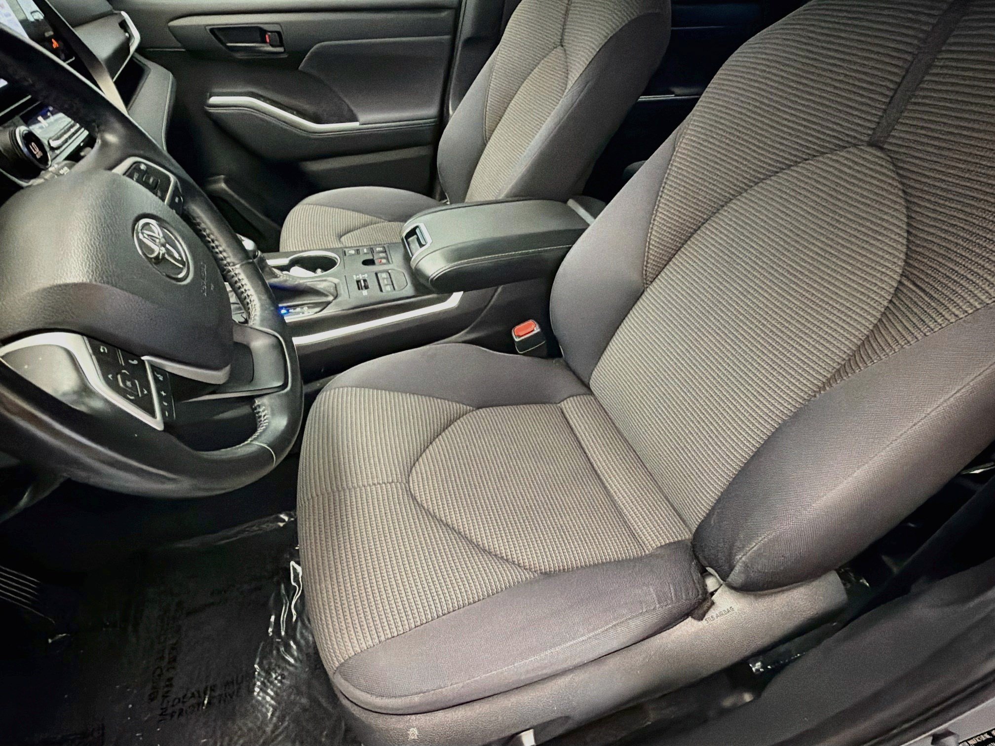 Used 2023 Toyota Highlander LE AWD/4WD image 11