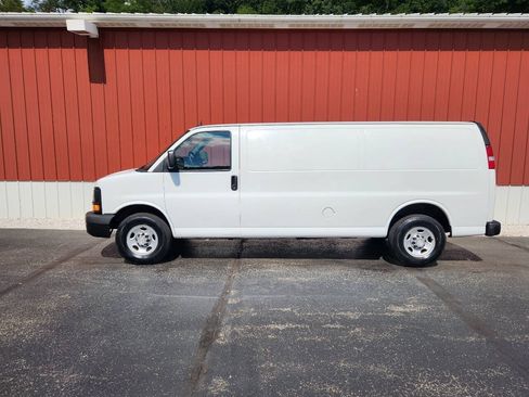 Used 2015 Chevrolet Express 2500 Extended RWD image 2