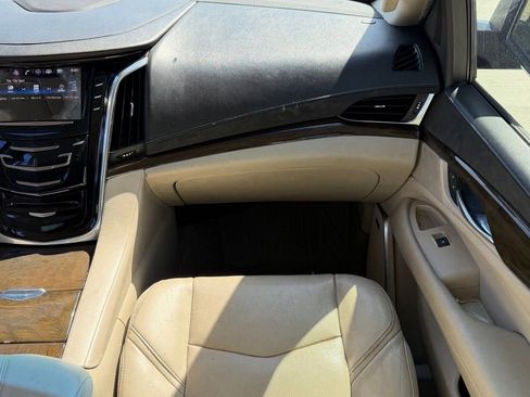 Used 2018 Cadillac Escalade ESV Luxury AWD/4WD image 11