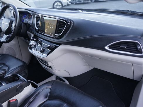 Used 2022 Chrysler Pacifica Touring-L w/ Uconnect Theater Family Group image 21
