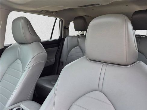 Used 2023 Toyota Highlander XLE FWD image 12