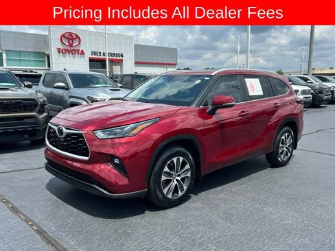 Used 2024 Toyota Highlander XLE FWD image 1