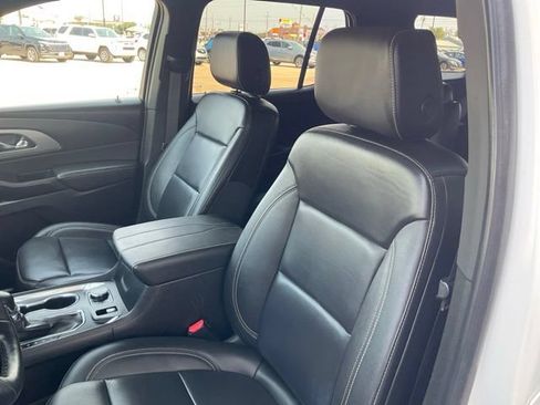 Used 2023 Chevrolet Traverse LT FWD image 9
