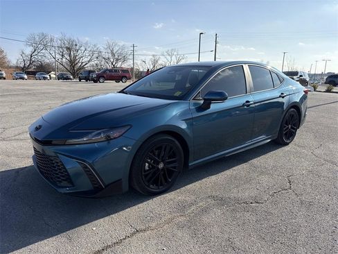 Used 2025 Toyota Camry SE image 2