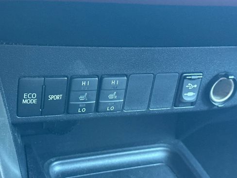 Used 2014 Toyota RAV4 Limited w/ Technology Package image 31