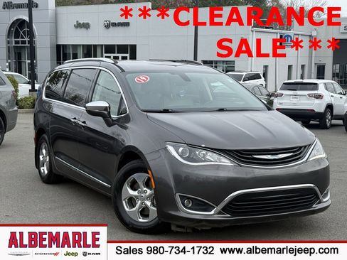 Used 2018 Chrysler Pacifica Limited image 1