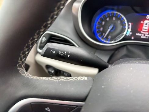 Used 2024 Chrysler Pacifica Touring-L image 42