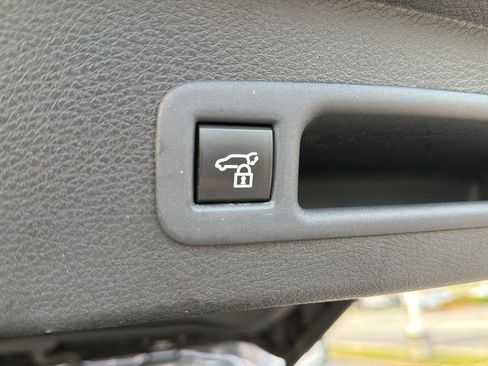 Certified 2025 Toyota Sienna Platinum FWD image 35