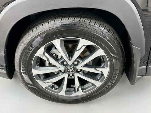 Certified 2025 Toyota Corolla Cross XLE w/ Convenience Package FWD image 31
