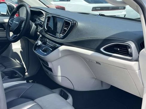 Used 2023 Chrysler Pacifica Touring-L FWD image 24
