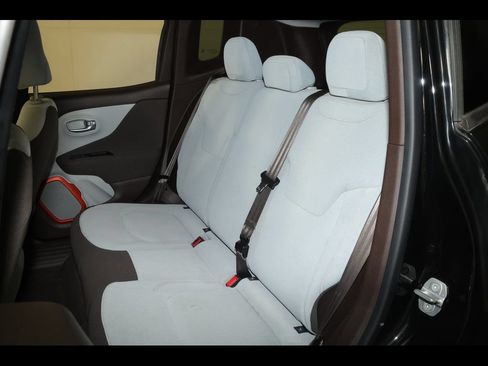 Used 2015 Jeep Renegade Latitude w/ Cold Weather Group FWD image 18