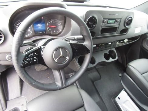 Used 2025 Mercedes-Benz Sprinter 2500 image 30