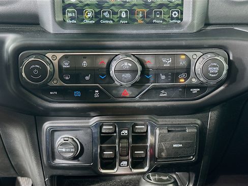 Used 2022 Jeep Wrangler Unlimited Sahara w/ Cold Weather Group AWD/4WD image 23