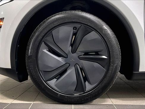 Used 2026 Tesla Model Y AWD image 7