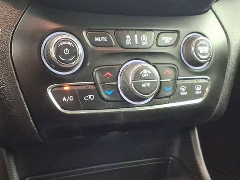 Used 2020 Jeep Cherokee Trailhawk w/ Cold Weather Group AWD/4WD image 26
