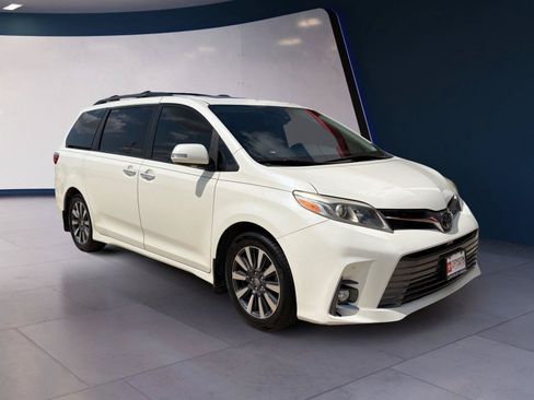 Used 2018 Toyota Sienna Limited FWD image 7