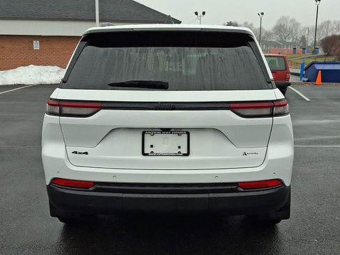 Used 2024 Jeep Grand Cherokee Altitude image 5