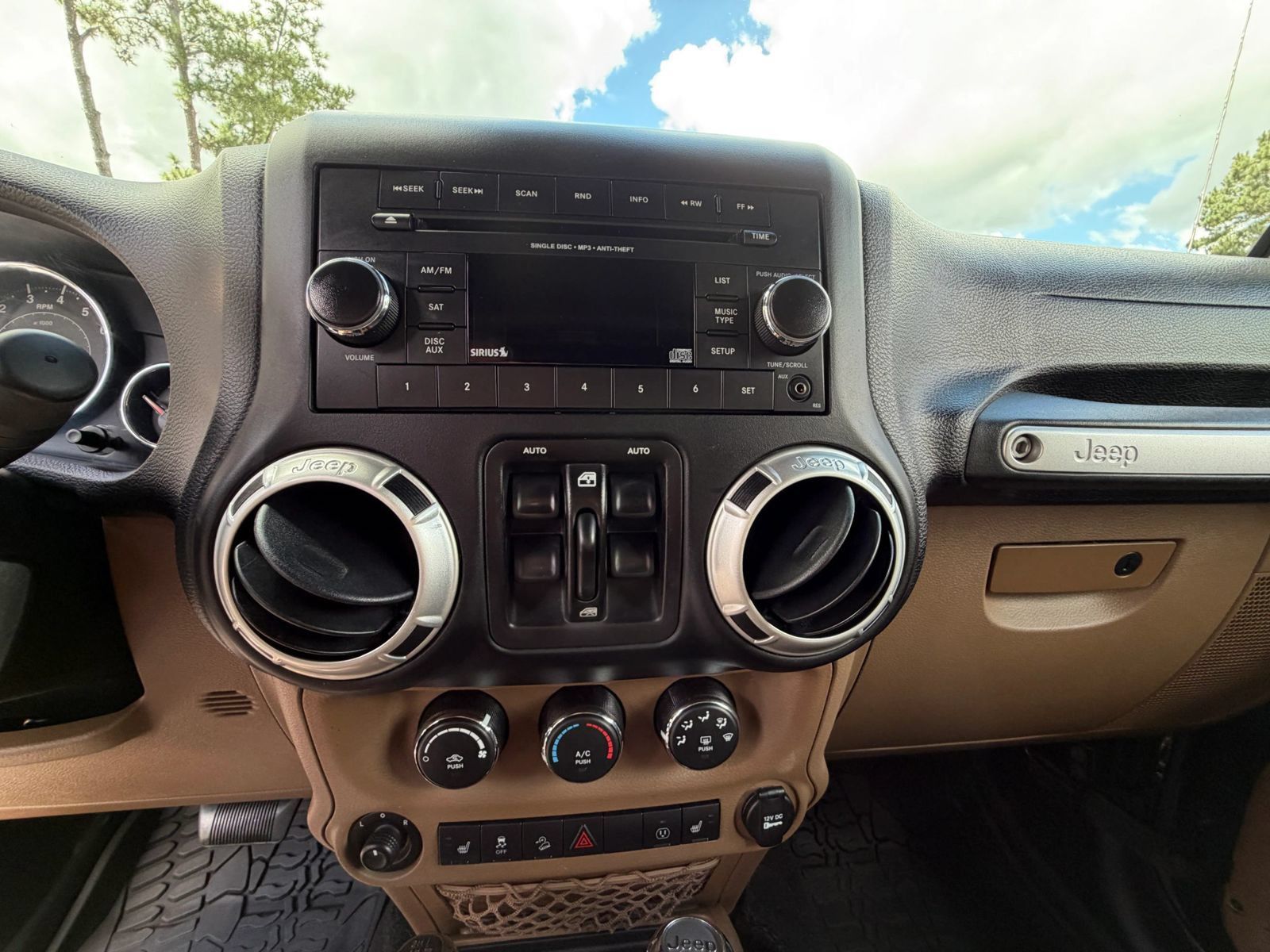 Used 2017 Jeep Wrangler Unlimited Sahara w/ Max Tow Package AWD/4WD image 15