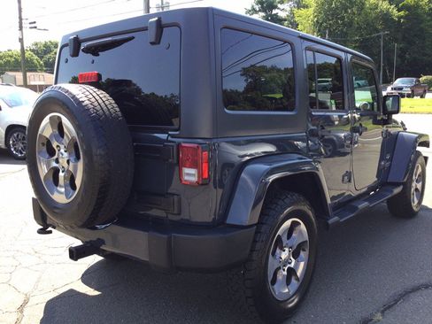 Used 2017 Jeep Wrangler Unlimited Sahara w/ Connectivity Group AWD/4WD image 8