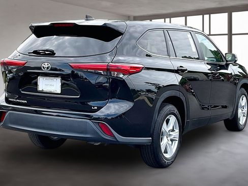 Used 2023 Toyota Highlander LE FWD image 6