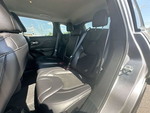 Used 2020 Jeep Cherokee Latitude Plus AWD/4WD image 23