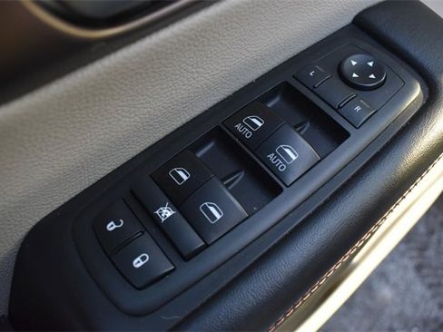 Used 2018 Chrysler Pacifica Touring-L image 20