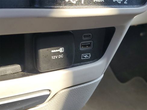 Used 2022 Chrysler Pacifica Touring-L image 26