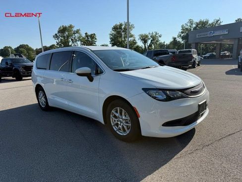 Used 2023 Chrysler Voyager LX FWD image 9