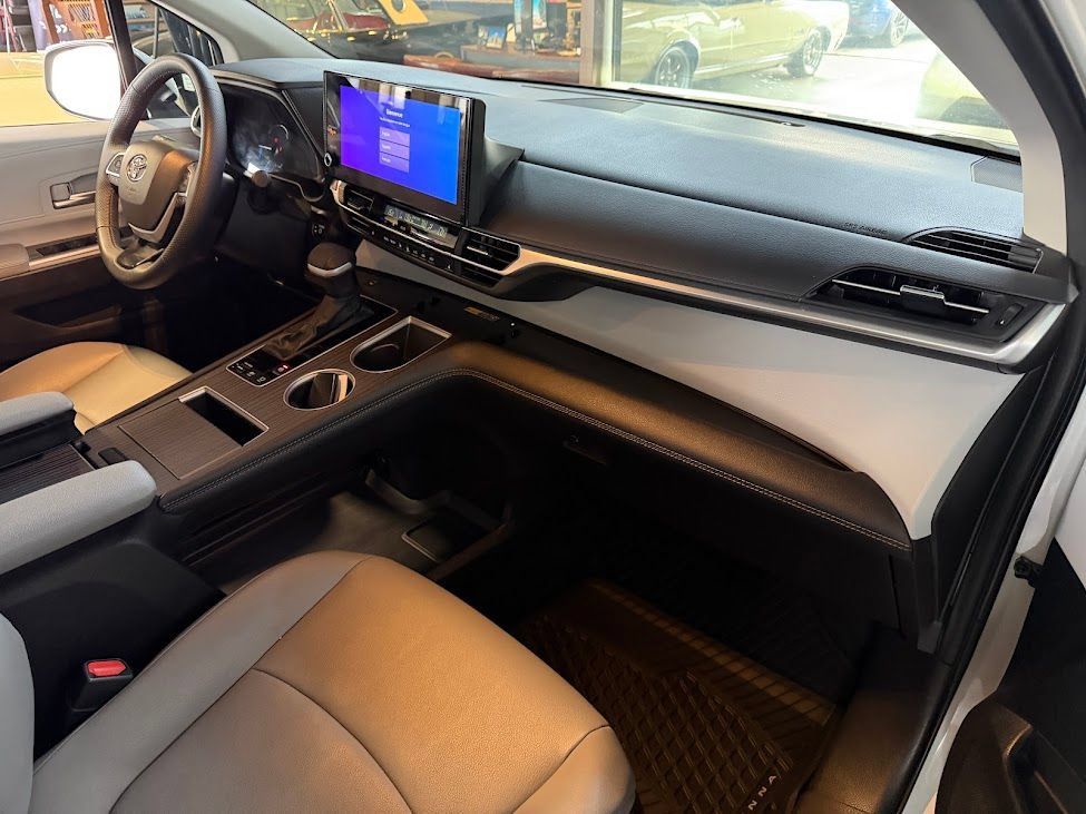 Used 2025 Toyota Sienna XLE FWD image 12