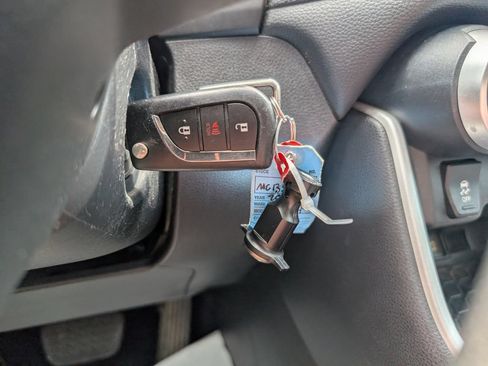 Used 2021 Toyota RAV4 LE FWD image 18
