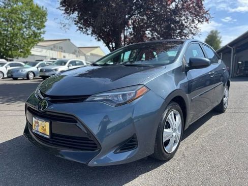 Used 2018 Toyota Corolla LE image 3