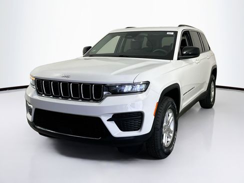 Used 2023 Jeep Grand Cherokee Laredo image 1