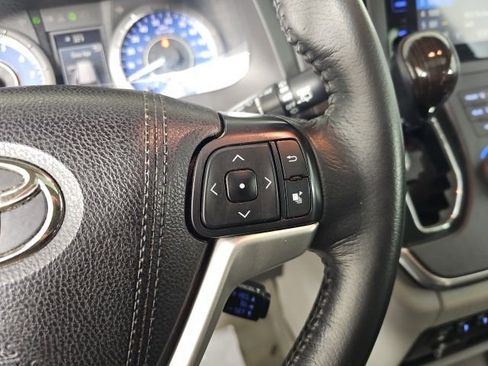 Used 2015 Toyota Sienna XLE image 17
