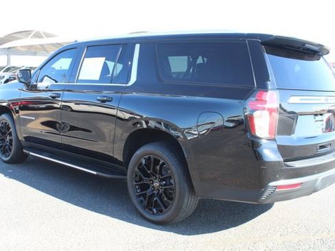 Used 2022 Chevrolet Suburban LT RWD image 9