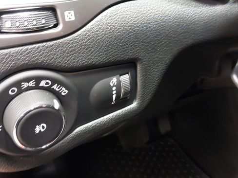 Used 2019 Jeep Cherokee Latitude w/ Cold Weather Group AWD/4WD image 23