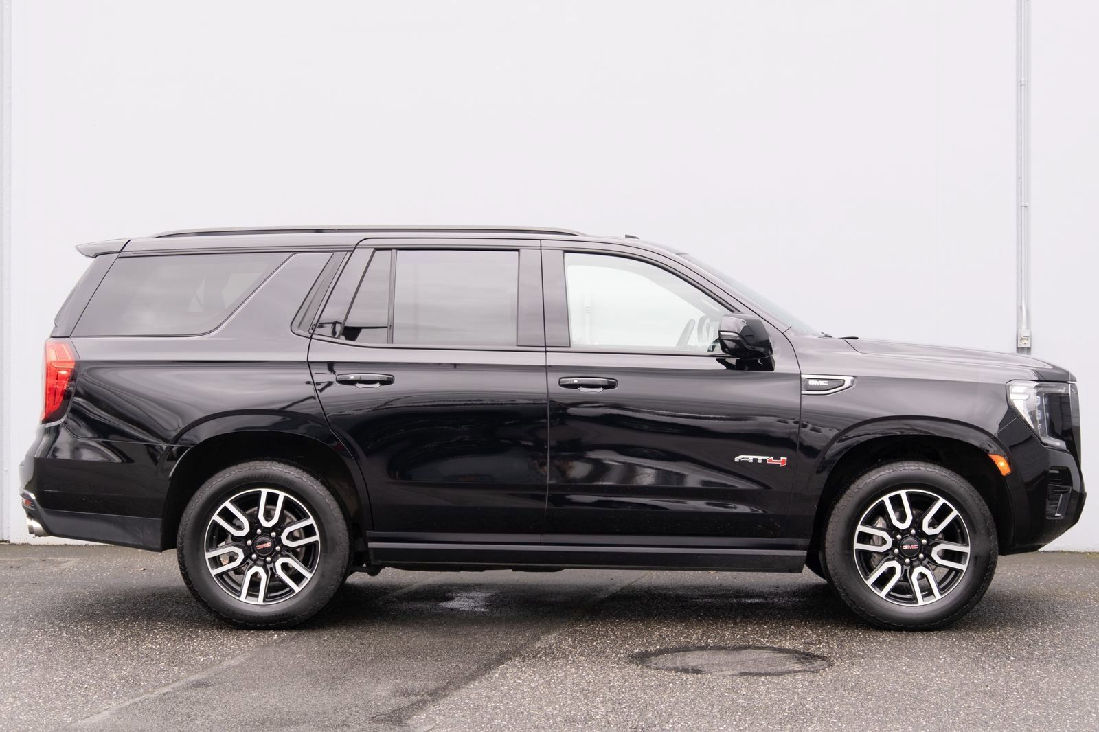 Used 2023 GMC Yukon AT4 w/ AT4 Premium Plus Package AWD/4WD image 29