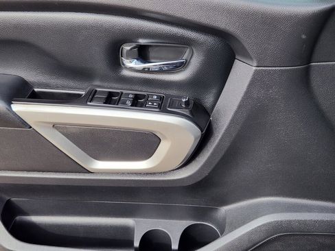 Used 2017 Nissan Titan SV image 6