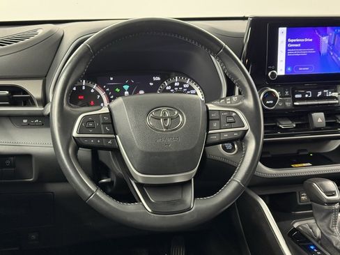Used 2024 Toyota Highlander LE image 31
